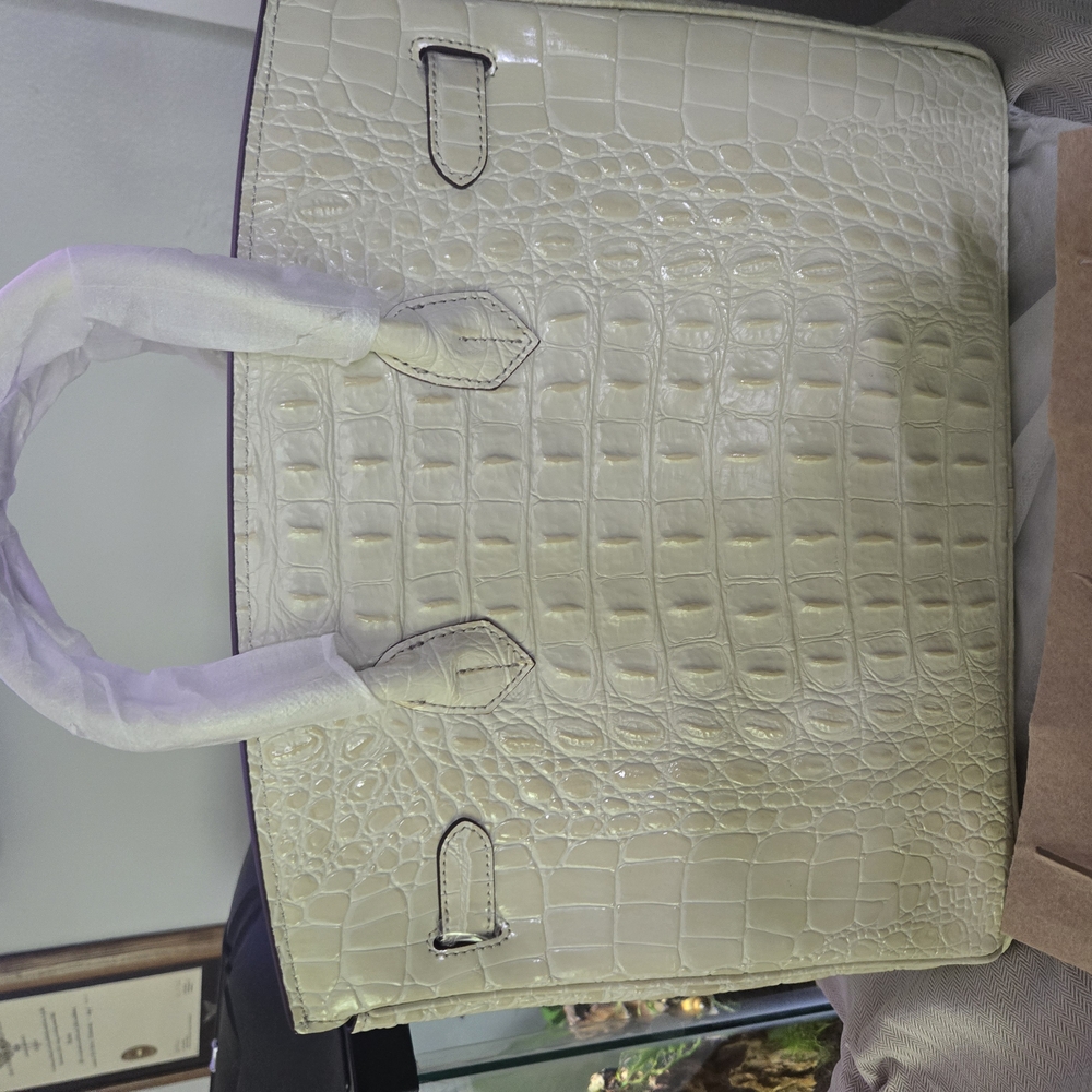 Elegant Cream Crocodile-Embossed Handbag - Picture 4 of 6